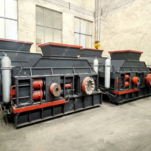 大型全自動(dòng)液壓對輥制砂機(jī)發(fā)往四川成都