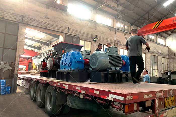 2PGY1000X700型全自動液壓對輥破碎機發往河北