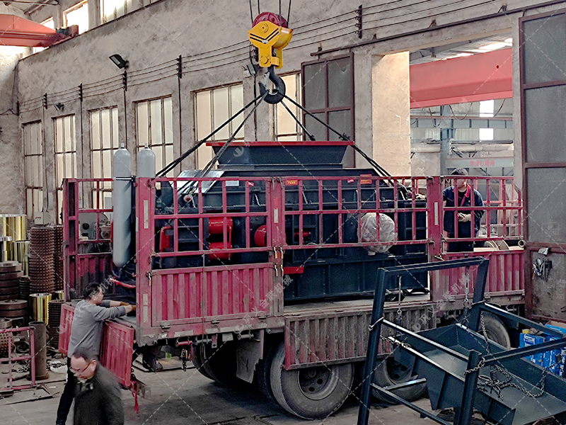 1500*1000全液壓對輥制砂機設備發往江西