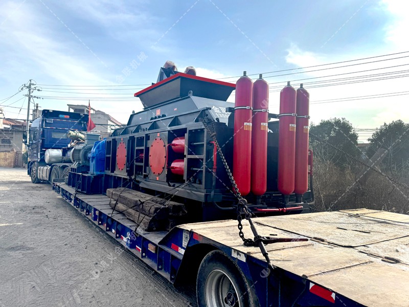 時(shí)產(chǎn)120噸液壓對輥制砂機(jī)——打造高能效的生產(chǎn)典范 時(shí)產(chǎn)120噸液壓對輥制砂機(jī)——打造高能效的生產(chǎn)典范