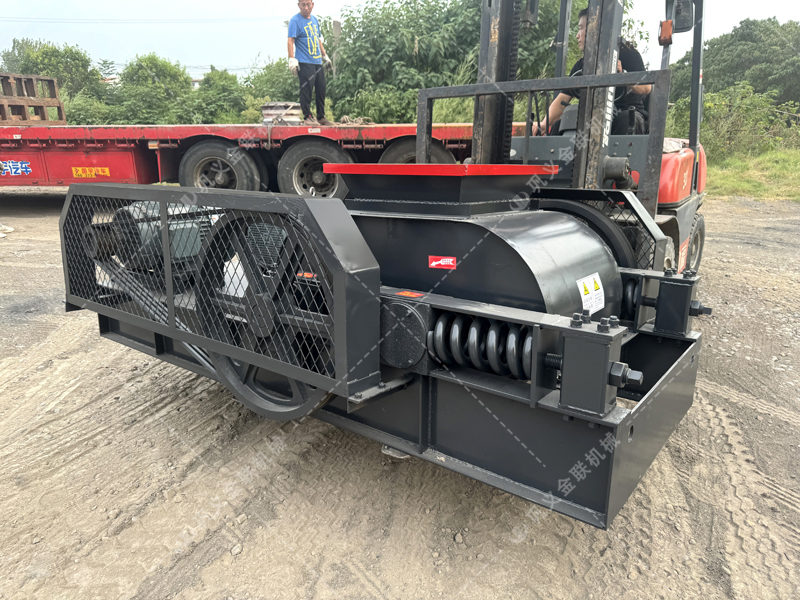 硬巖與軟巖通吃，雙齒輥破碎機(jī)的“牙齒”究竟有多鋒利？